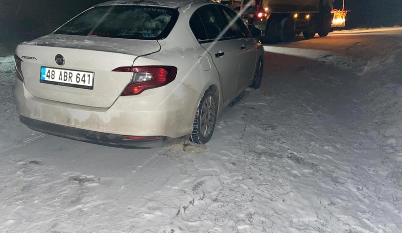 Karda mahsur kalan aile kurtarıldı