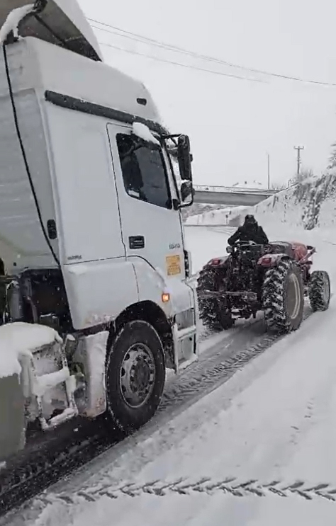 karda-mahsur-kalan-araclar-traktorler-ile-cekildibvfyvffltu