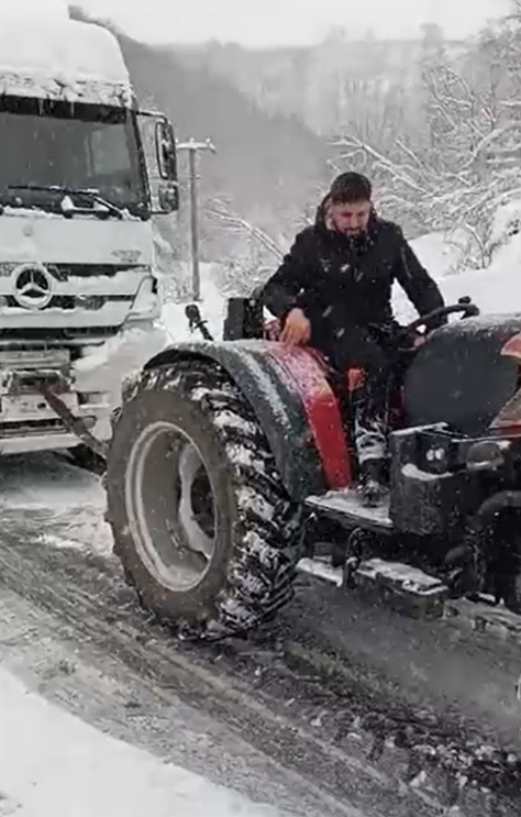 karda-mahsur-kalan-araclar-traktorler-ile-cekildibvfyvffltu
