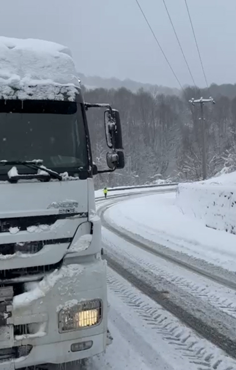 karda-mahsur-kalan-araclar-traktorler-ile-cekildibvfyvffltu