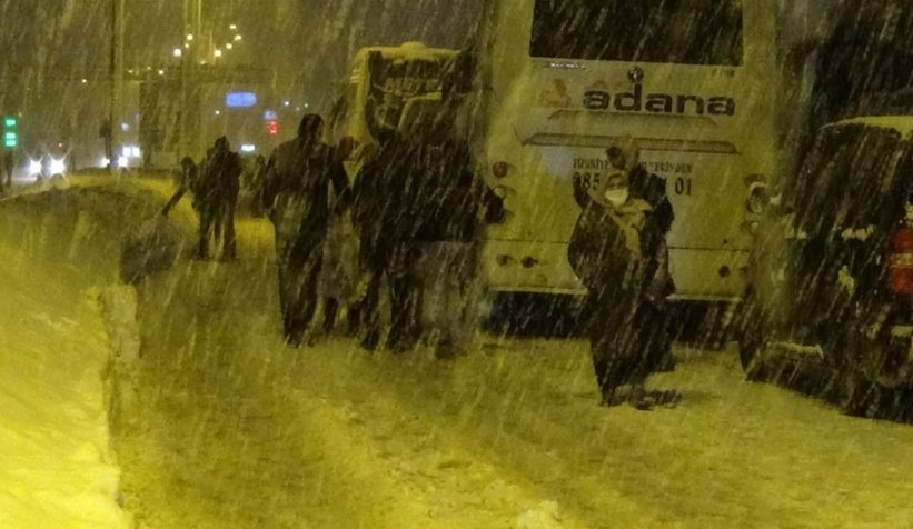 Karda mahsur kalan yolcular geri dönmeye çalıştı