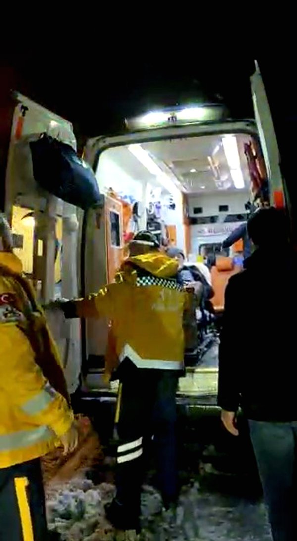 Karda yardım bekleyen hasta paletli ambulansla kurtarıldı