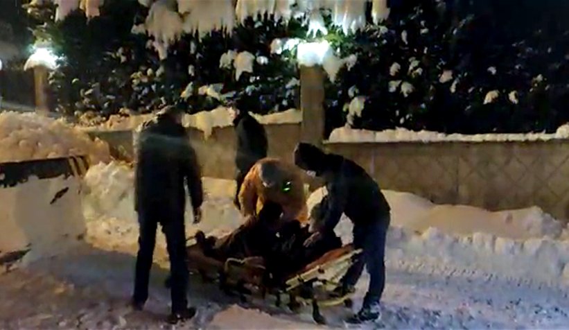 Karda yardım bekleyen hasta paletli ambulansla kurtarıldı