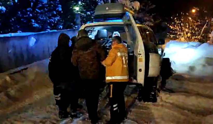 Karda yardım bekleyen hasta paletli ambulansla kurtarıldı