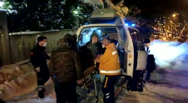 Karda yardım bekleyen hasta paletli ambulansla kurtarıldı