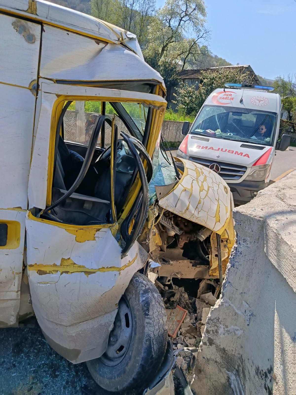 Kargo aracı duvara çarptı