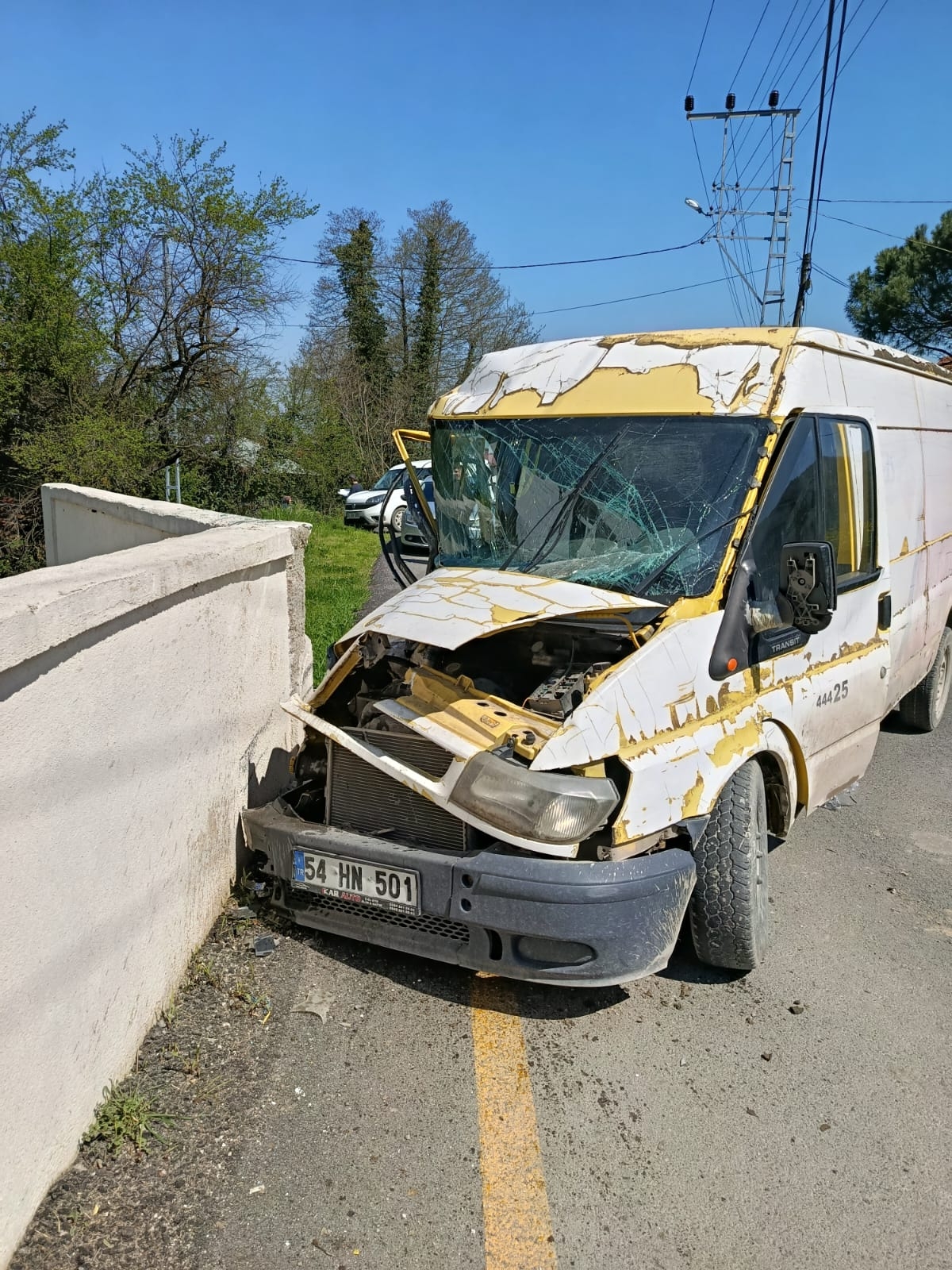 Kargo aracı duvara çarptı