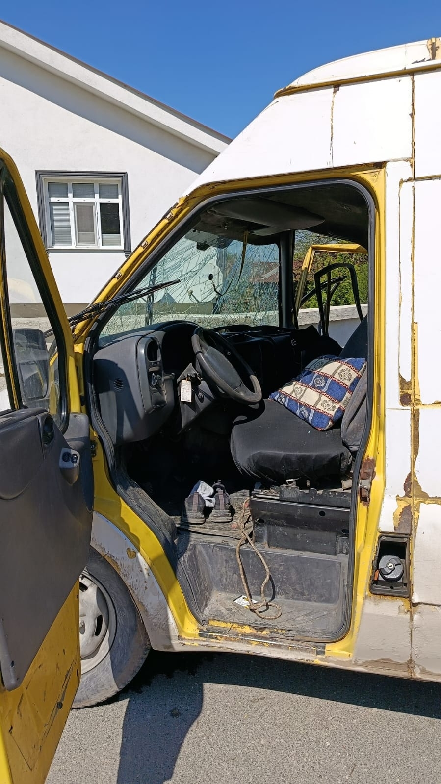 Kargo aracı duvara çarptı