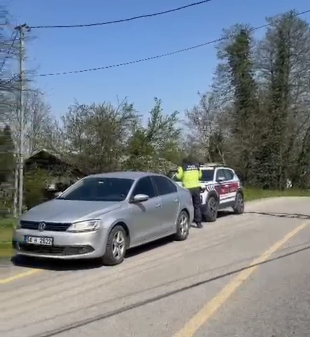 Kargo aracı duvara çarptı