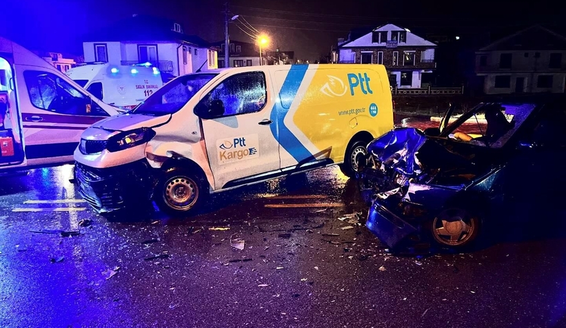 Kargo aracıyla çarpışan otomobil hurdaya döndü