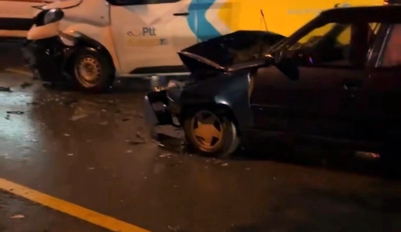 Kargo aracıyla çarpışan otomobil hurdaya döndü