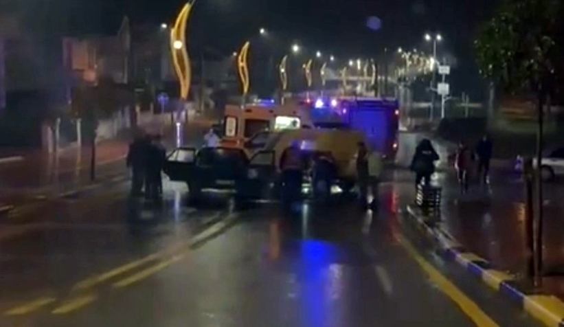 Kargo aracıyla çarpışan otomobil hurdaya döndü