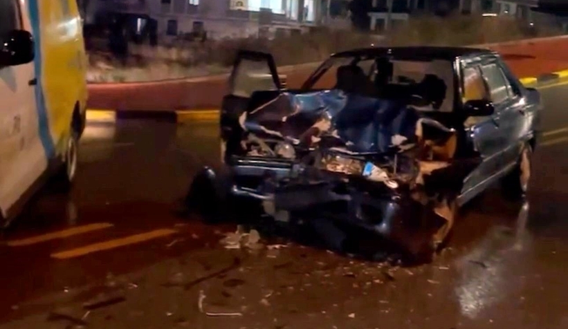 Kargo aracıyla çarpışan otomobil hurdaya döndü