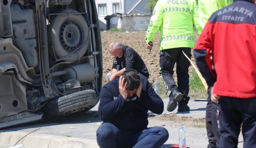 Kargo şirketi kamyonu ile çarpışan hafif ticari araç devrildi: 2 yaralı