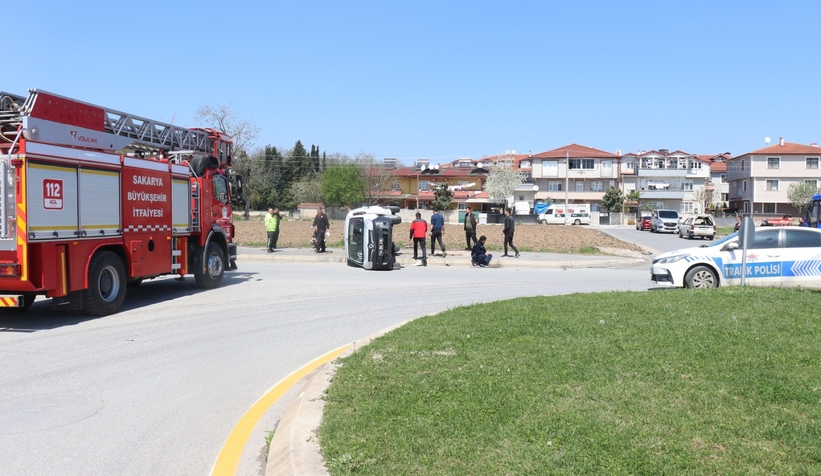Kargo şirketi kamyonu ile çarpışan hafif ticari araç devrildi: 2 yaralı