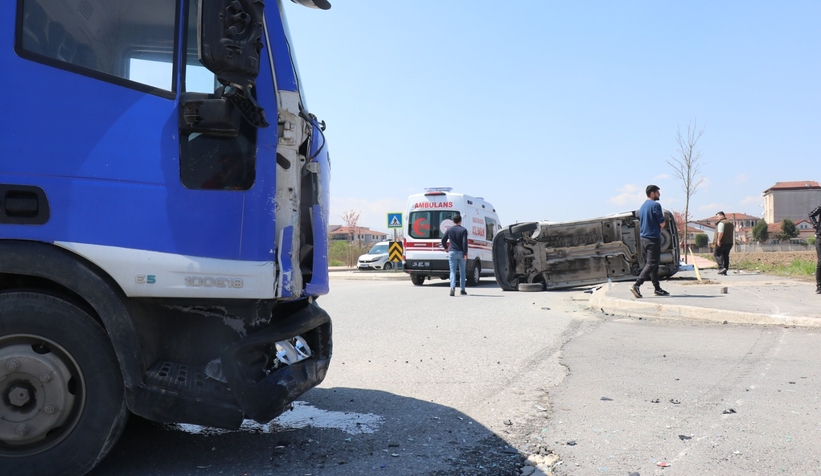 Kargo şirketi kamyonu ile çarpışan hafif ticari araç devrildi: 2 yaralı