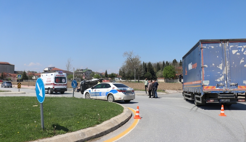 Kargo şirketi kamyonu ile çarpışan hafif ticari araç devrildi: 2 yaralı