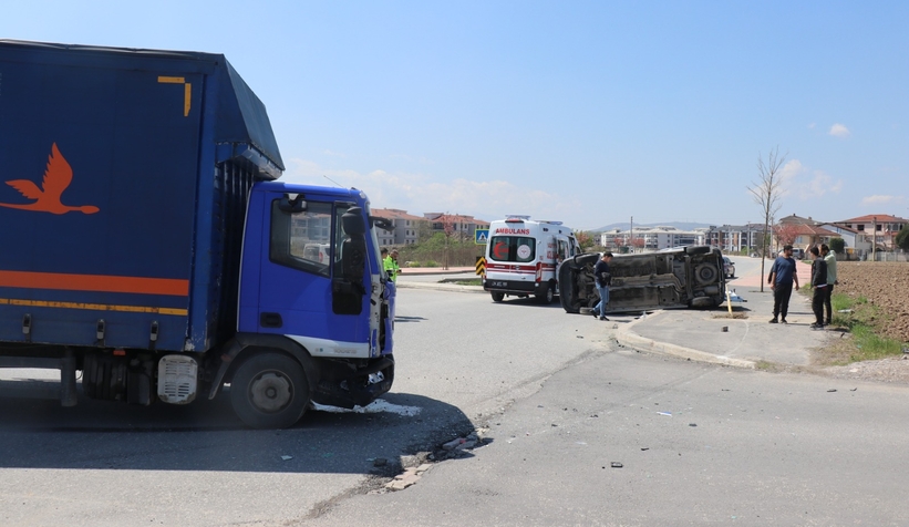 Kargo şirketi kamyonu ile çarpışan hafif ticari araç devrildi: 2 yaralı