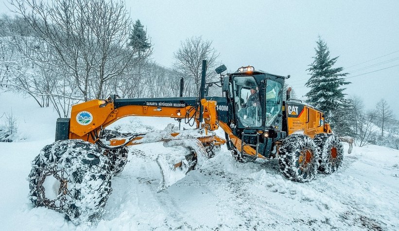 Karın kapadığı 24 mahalle yolu ulaşıma açıldı