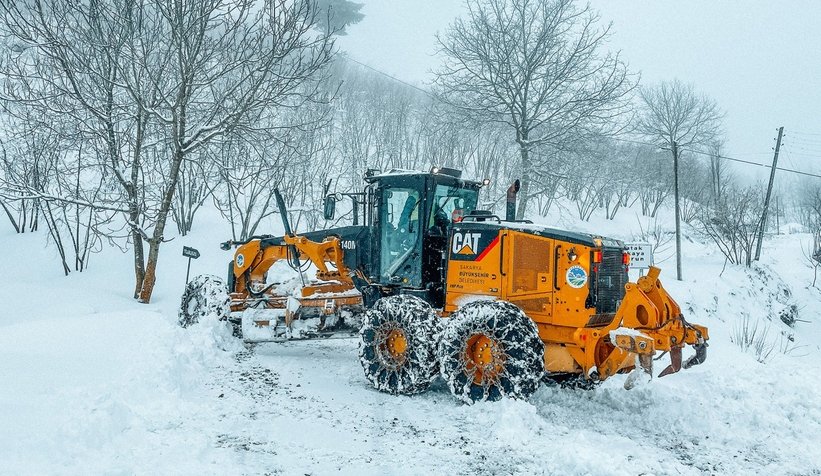 Karın kapadığı 24 mahalle yolu ulaşıma açıldı