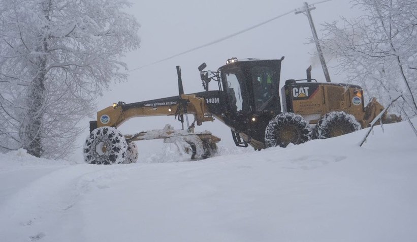 Karın kapadığı 24 mahalle yolu ulaşıma açıldı