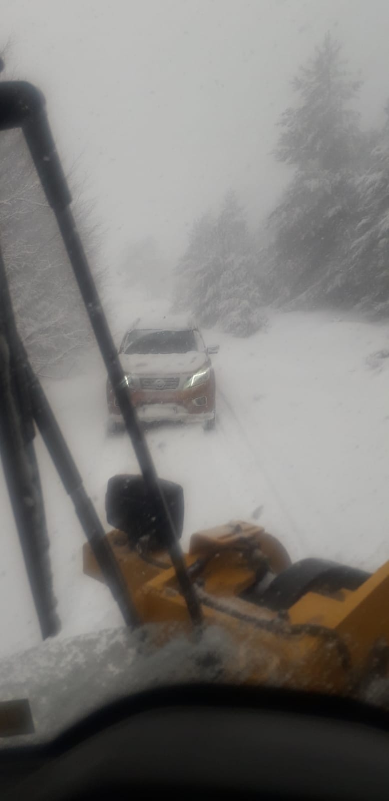 Karla kaplanan yayla yolunda mahsur kaldılar