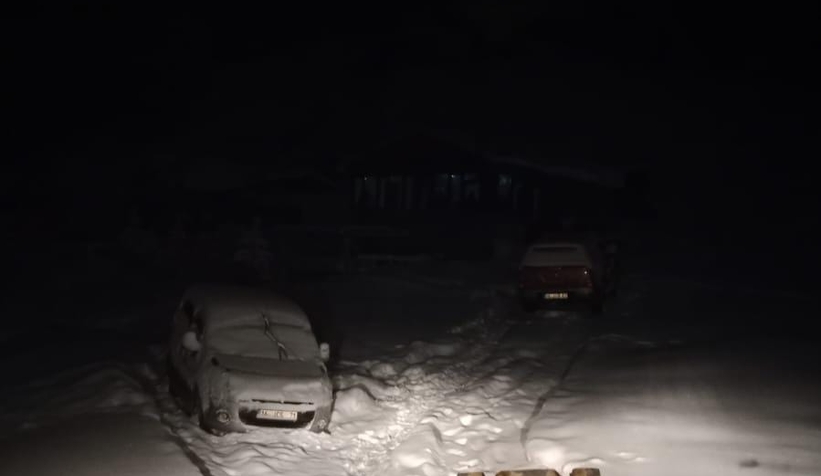 Karla kaplanan yayla yolunda mahsur kaldılar