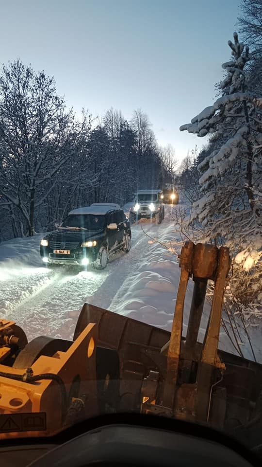 Karla kaplanan yayla yolunda mahsur kaldılar