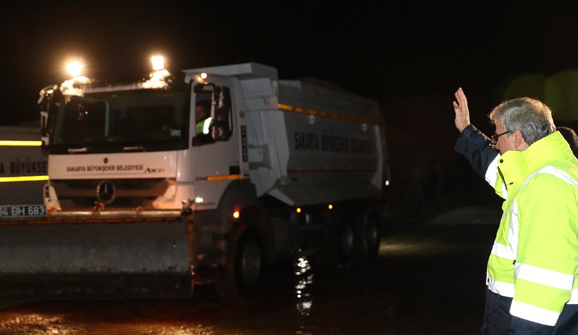 Karla mücadele ekiplerini gece mesaisinde ziyaret etti