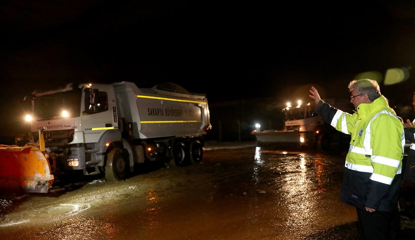 Karla mücadele ekiplerini gece mesaisinde ziyaret etti