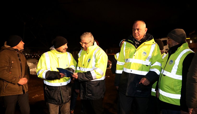Karla mücadele ekiplerini gece mesaisinde ziyaret etti