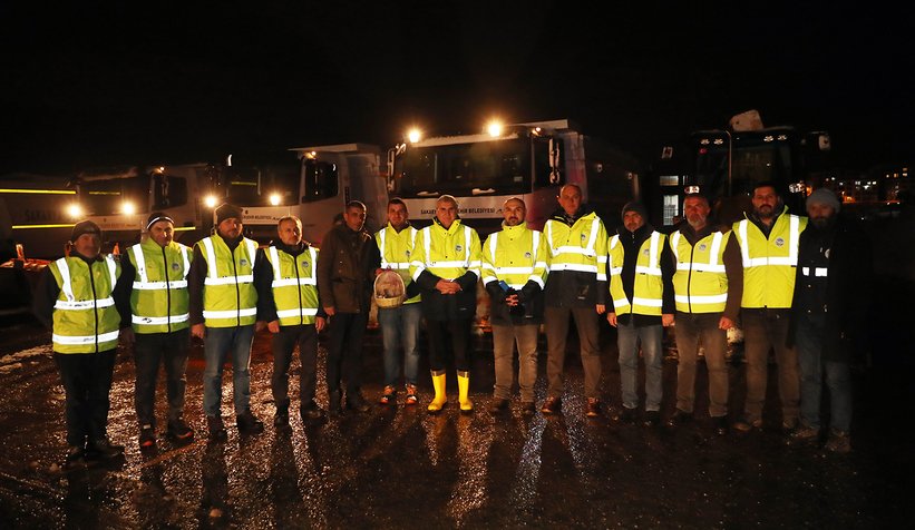 Karla mücadele ekiplerini gece mesaisinde ziyaret etti