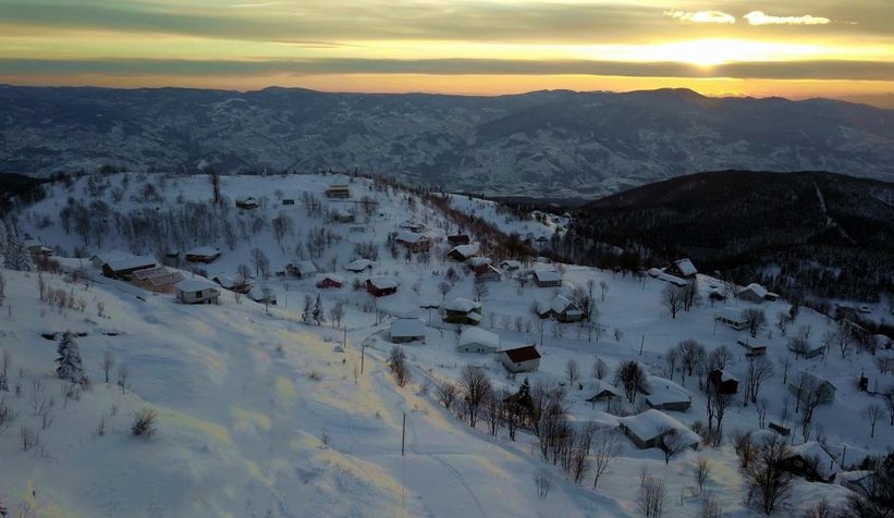 Karla örtülü Keremali'de gün batımı büyüledi