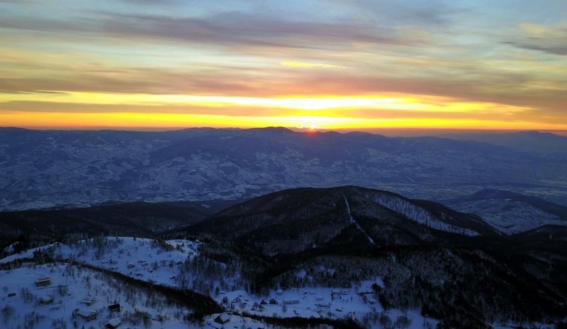 Karla örtülü Keremali'de gün batımı büyüledi