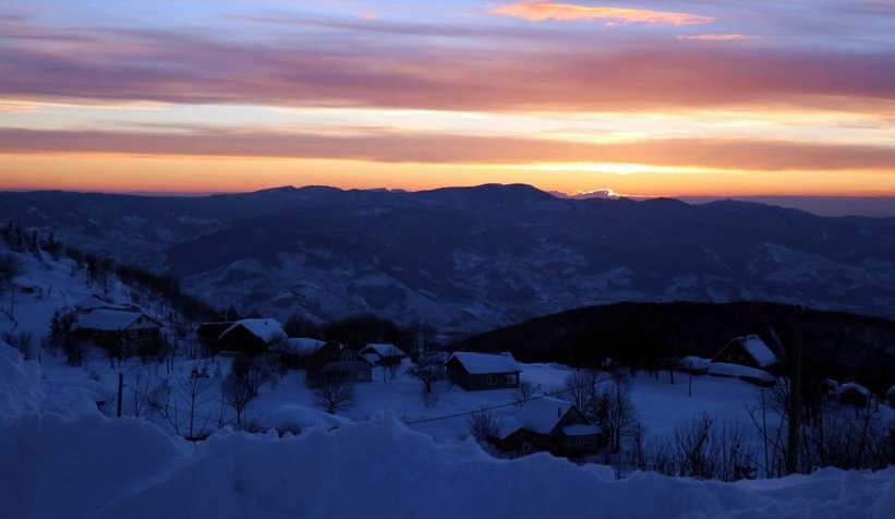 Karla örtülü Keremali'de gün batımı büyüledi