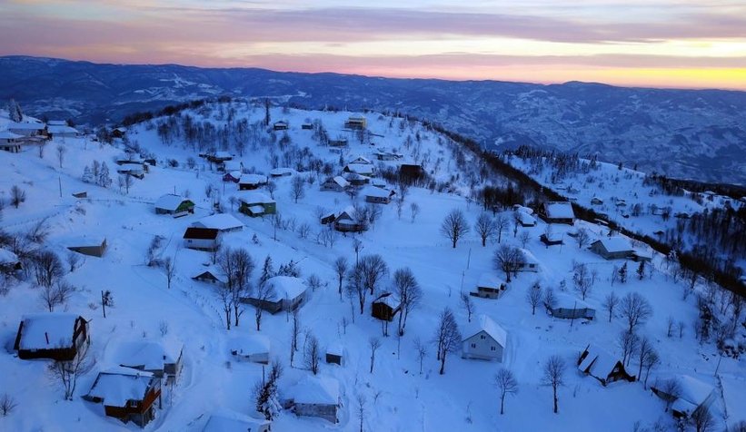 Karla örtülü Keremali'de gün batımı büyüledi