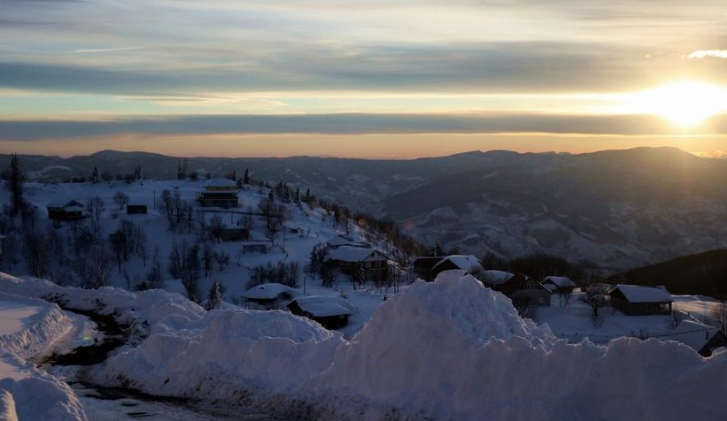 Karla örtülü Keremali'de gün batımı büyüledi