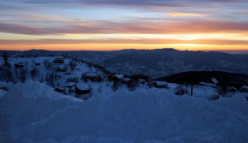 Karla örtülü Keremali'de gün batımı büyüledi