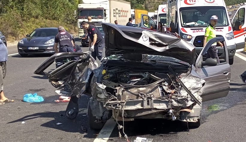 Karşı şeride geçen otomobilde 1'i çocuk 4 kişi yaralandı