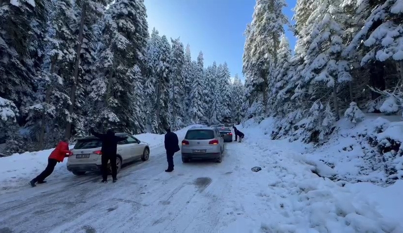 kartalkaya-yolunda-tatilciler-yolda-kalditljya2hpru