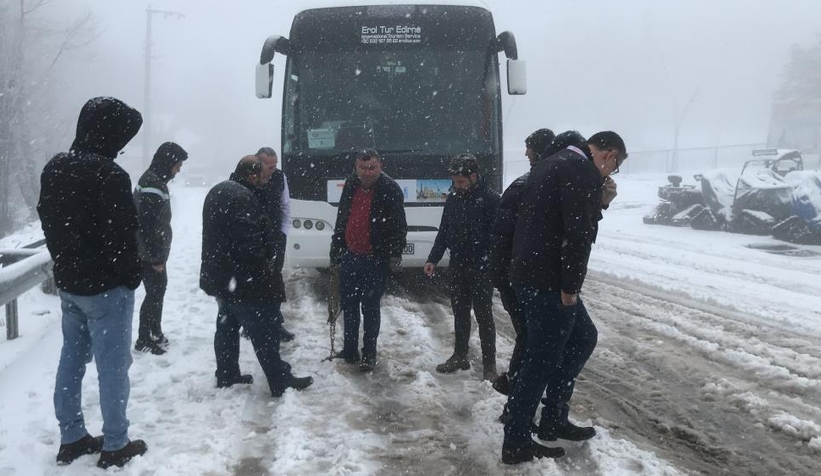 kartepe-de-araclar-yolda-kaldivw5qs24yve