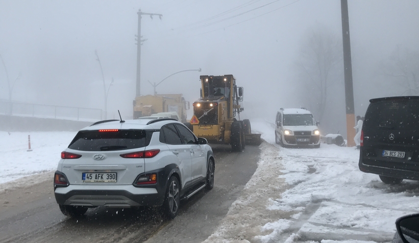 kartepe-de-araclar-yolda-kaldivw5qs24yve