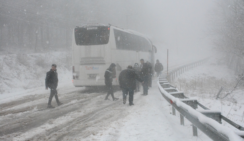 kartepe-de-araclar-yolda-kaldivw5qs24yve