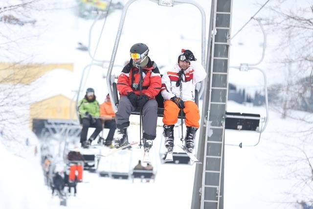 Kartepe'de kayak keyfi sürüyor