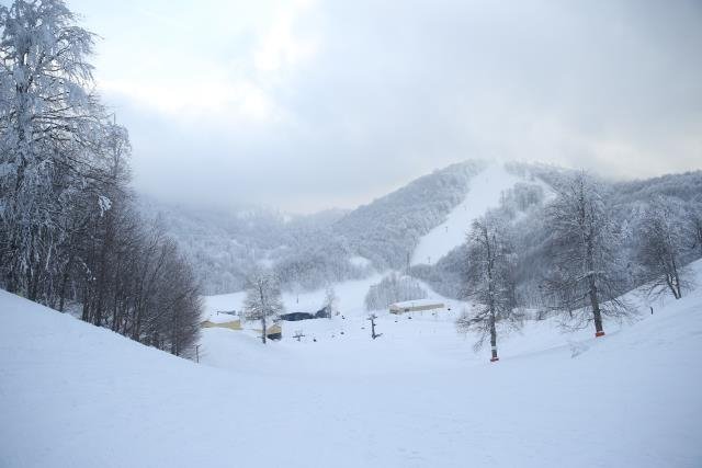 Kartepe'de kayak keyfi sürüyor
