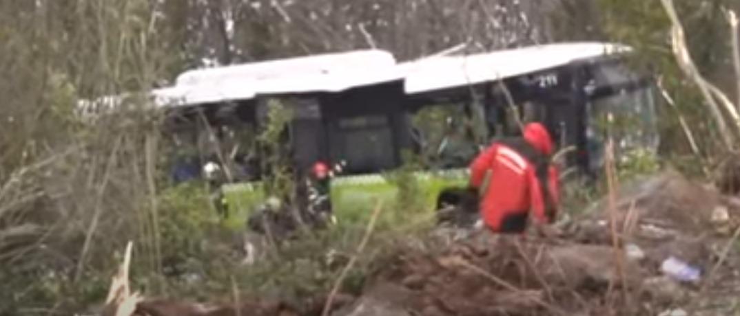 Kartepe'de otobüs uçuruma uçtu; Çok sayıda yaralı var