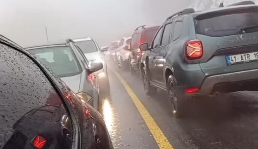 kartepe-de-trafik-kilitlendibwxtrjzmuk
