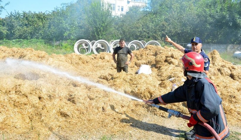 Kasadaki samanlar alev aldı
