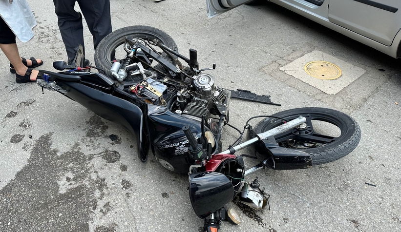 Kasksız sürücü bayram günü ölümden döndü