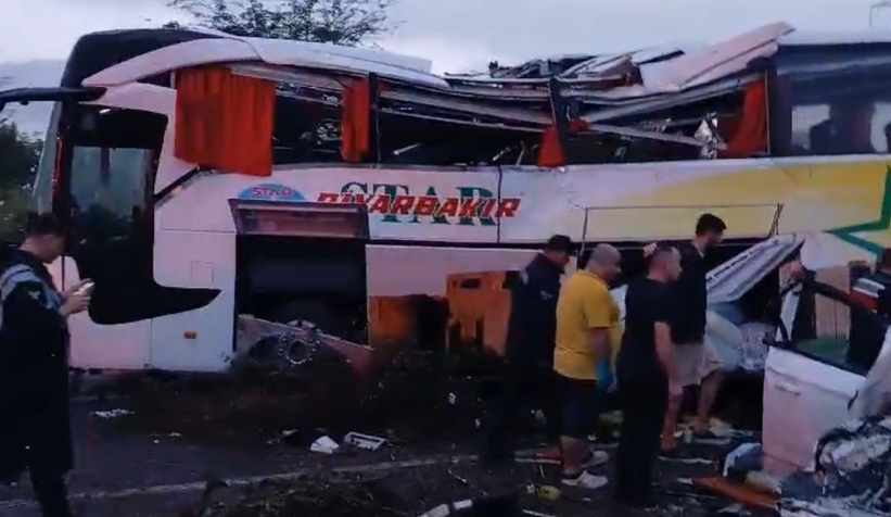 Katliam gibi kaza: 10 ölü, 30'dan fazla yaralı var